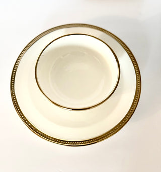 Luxury White Dinner Service with Embossed Gold Decoration (2 Pieces)