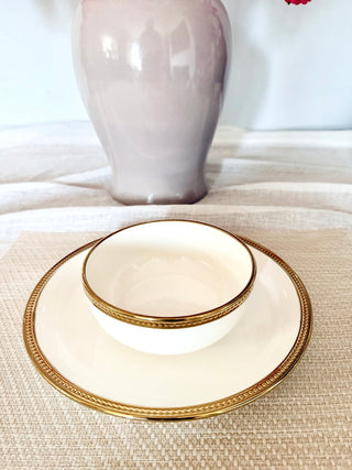 Luxury White Dinner Service with Embossed Gold Decoration (2 Pieces) - DesignedBy The Boss