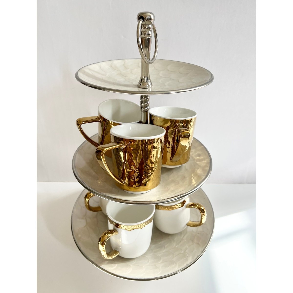https://designedbytheboss.com/cdn/shop/products/luxury-white-and-gold-plated-coffee-mugs-746394.jpg?v=1695798265